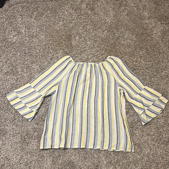 NWT I.N. Studio, large blouse with bell sleeves. - Picture 5 of 7